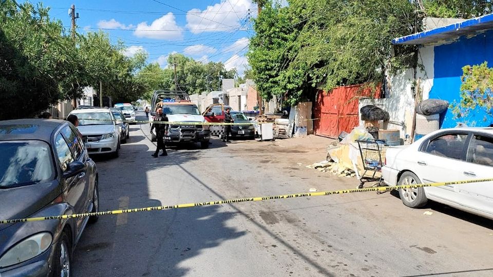 El hombre falleció sentado, sobre una acera