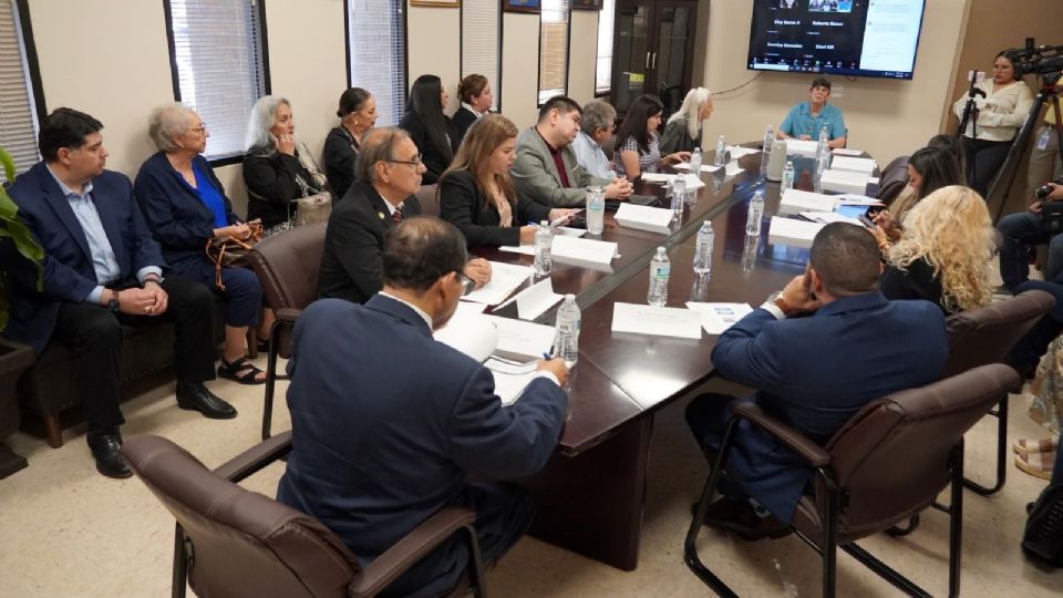 Lideres comunitarios participaron en una mesa redonda para hablar del impacto económico del cierre de gobierno en Washington