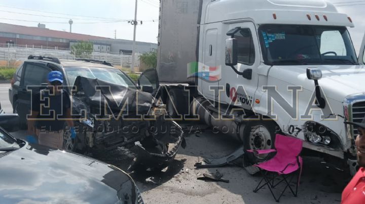 Fuerte accidente en Nuevo Laredo: tráiler invade carril y choca camioneta con 2 mujeres