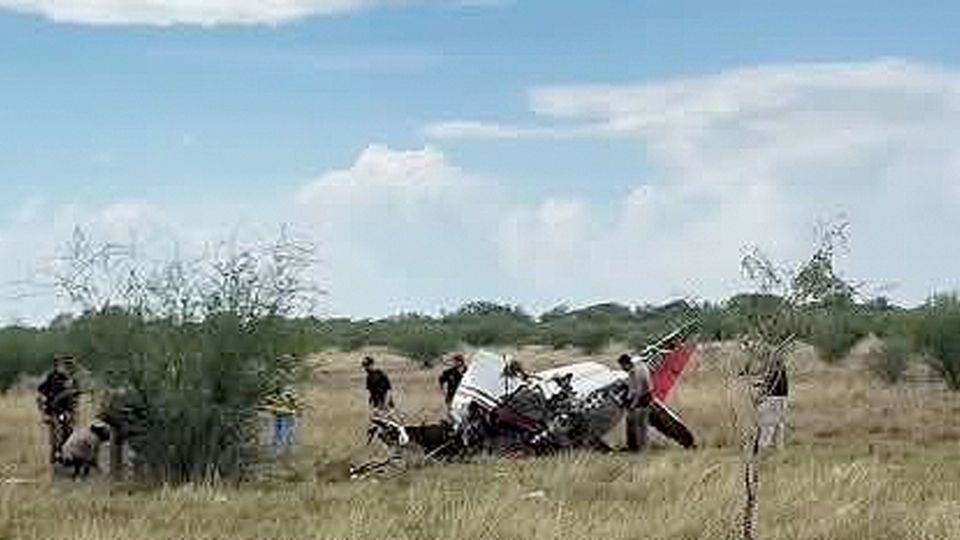 La aeronave se precipitó a tierra en un pastizal.