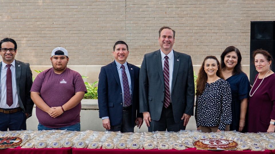 En el festejo del 55 aniversario estuvo presente el Doctor Christopher Maynard, Presidente de TAMIU