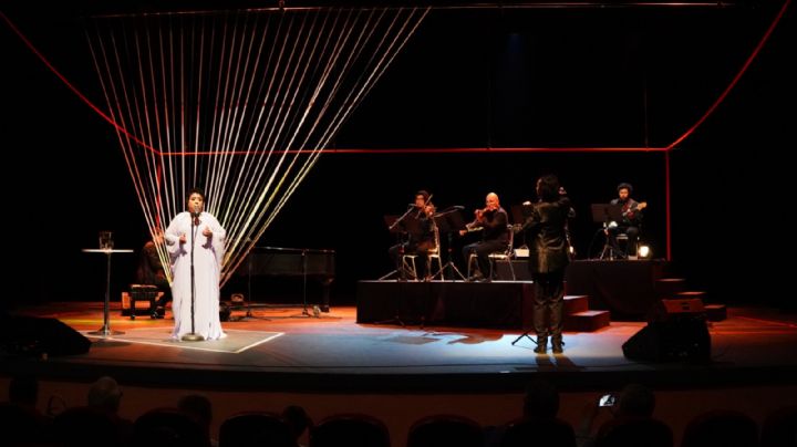 Emotiva velada con 'Piaf de Bolsillo' en el Festival Internacional en la Costa del Seno Mexicano