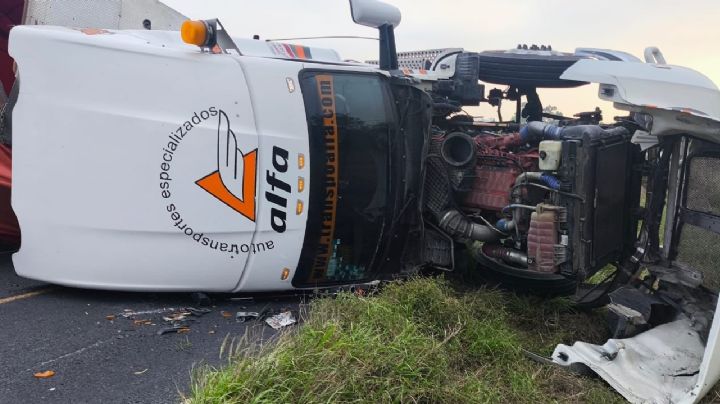 Carretera 57 colapsa tras volcadura de tráiler: una persona pierde la vida en Nuevo León