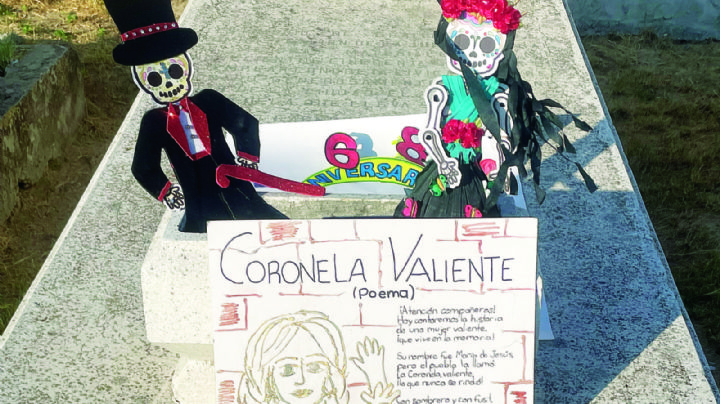 Le llevan ofrenda floral a 'La Coronela'; estudiantes visitan sus restos en el Panteón Municipal Antiguo