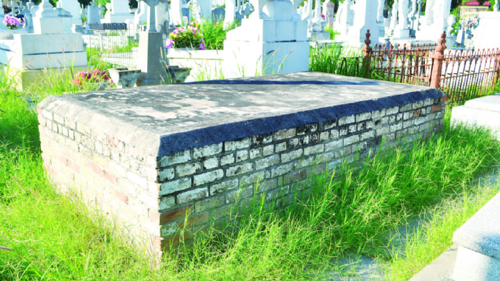 Tumbas de ladrillo en panteones de Nuevo Laredo son monumentos funerarios