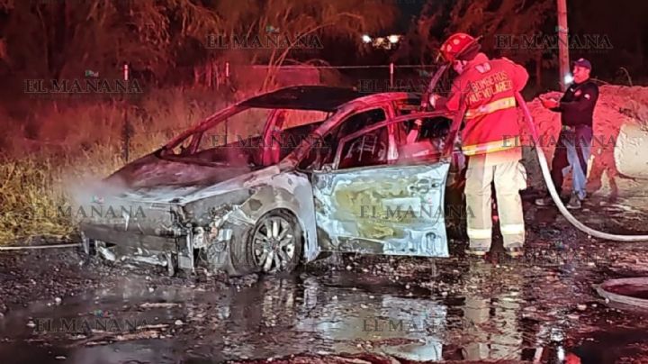 Auto Kia se incendia totalmente en la colonia Concordia; quedó 'hecho cenizas'