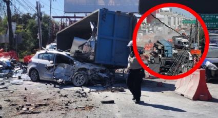 Camión de carga se vuelca y aplasta a un vehículo Kia; conductor quedó prensado