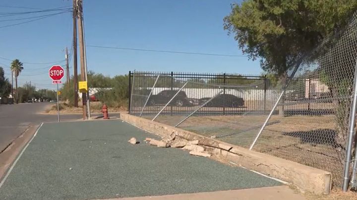 Policía de Laredo pide ayuda ciudadana; conductor huyó tras derribar la cerca de la escuela Santo Niño