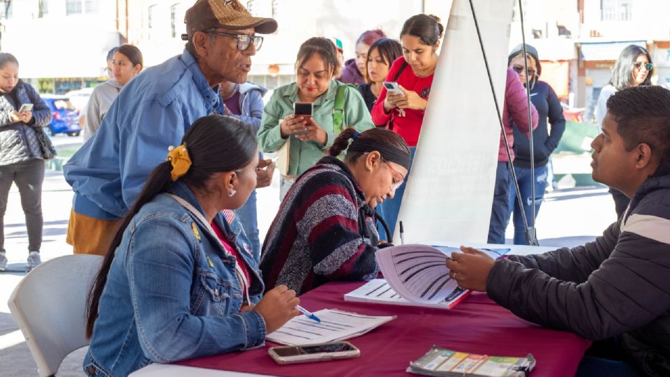 Ciudadanos acudieron en busca de empleo.