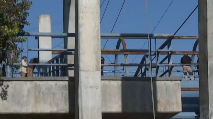 Encuentran a hombre colgado en puente peatonal; estaba atado del cuello con un cordón
