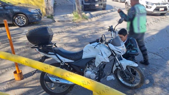Nuevo Laredo: cobrador de Banco Azteca en moto, choca con auto; iba viendo su celular