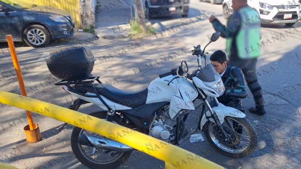 El motociclista quedó malherido tras impactarse contra el automóvil
