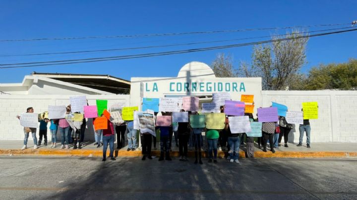 Padres y alumnos se manifiestan en la primaria La Corregidora; piden justicia tras fuerte altercado