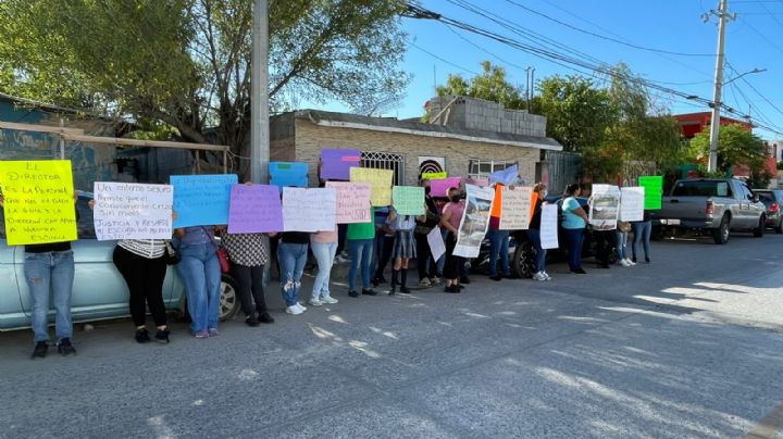 ‘No a la violencia’, ‘Sí a la educación’: protestan padres de alumnos de primaria La Corregidora