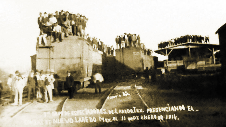 Grupo de espectadores de Laredo presenciando el combate en Nuevo Laredo el 1 de enero de 1914.
