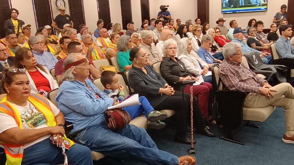 Decenas de personas acudieron a la junta especial de Cabildo, la mayoría para oponerse al muro
