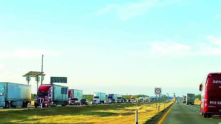 Kilométricas filas en la Carretera Monterrey-Nuevo Laredo y puentes internacionales