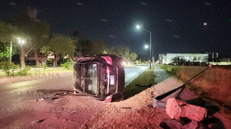El Nissan quedó volcado sobre el costado del lado del conductor.