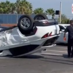 Camioneta choca brutalmente con auto y termina volcada en la carretera 83 en Laredo