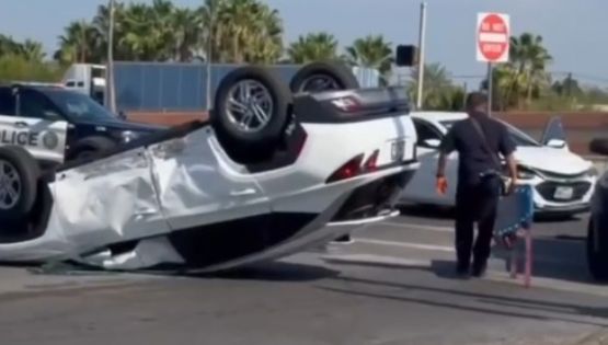 Camioneta choca brutalmente con auto y termina volcada en la carretera 83 en Laredo