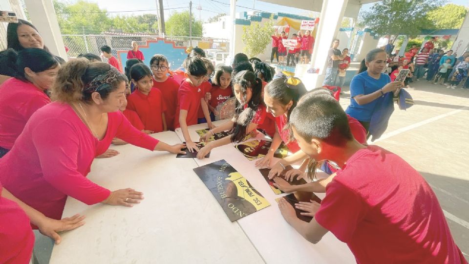 Los menores armaron un rompecabezas.