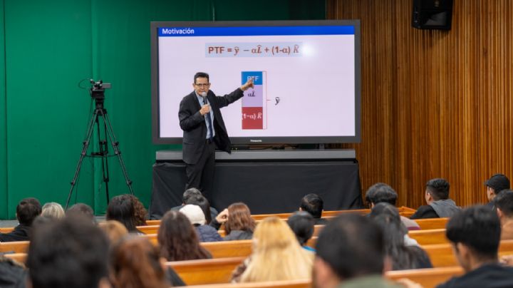 Expertos en economía imparten conferencias en la UAT