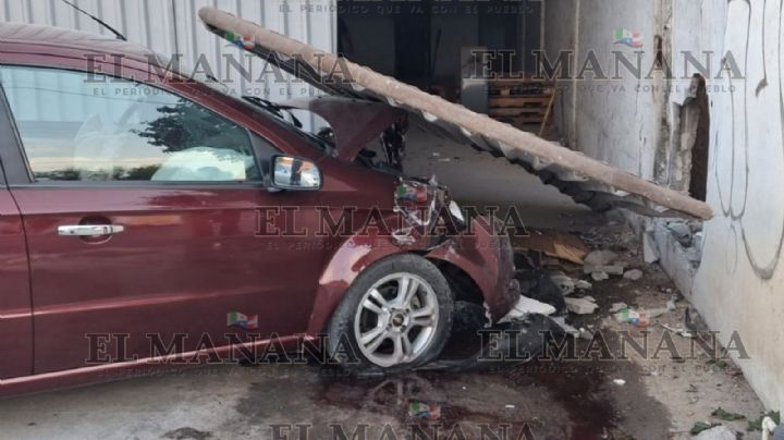 Abuelita pierde el control y se impacta contra distribuidora de huevos en la colonia Hidalgo; quedó en shock nervioso