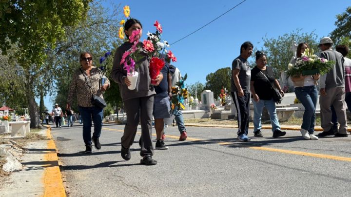 Día de Muertos en Nuevo Laredo: decenas de familias se reúnen para rendir tributo a sus fallecidos