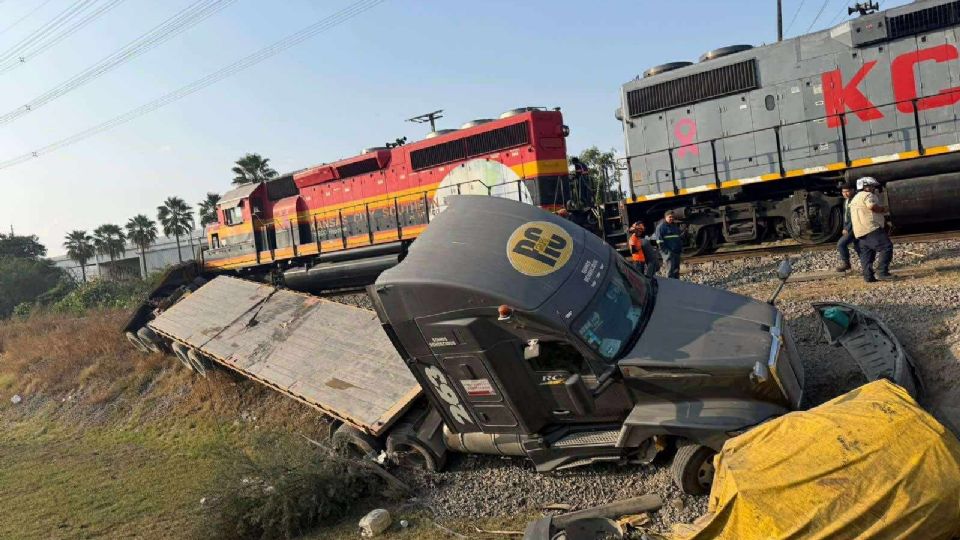 Caos en Parque Industrial Monterrey tras impacto entre tren y tráiler; conductor sale ileso