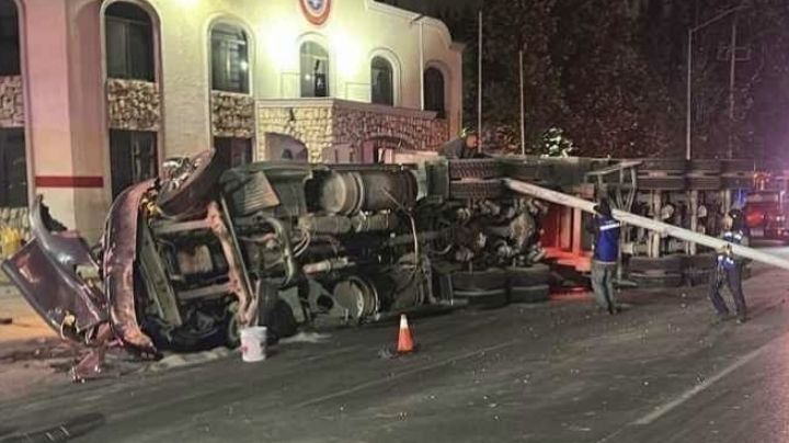 Camión de materiales vuelca y se estrella contra unidad de bomberos; conductor se habría dormido