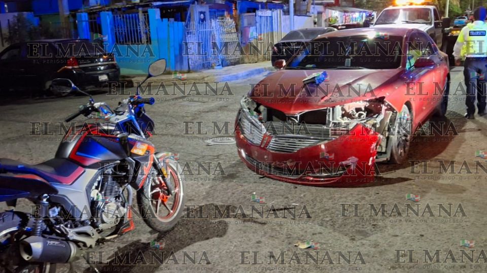 Conductora embiste motociclista