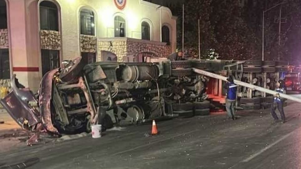 Chofer dormita y choca con Bomberos