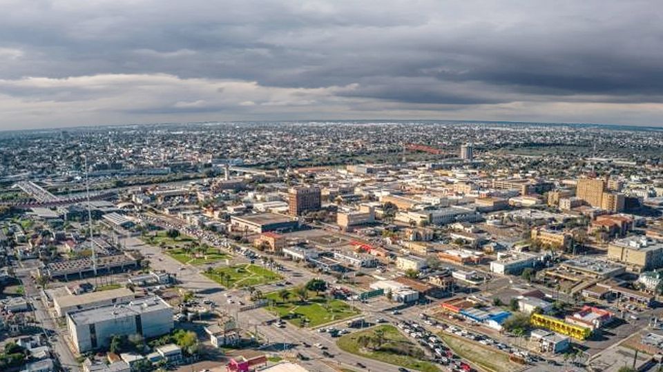 Amanecer con cielos nublados.