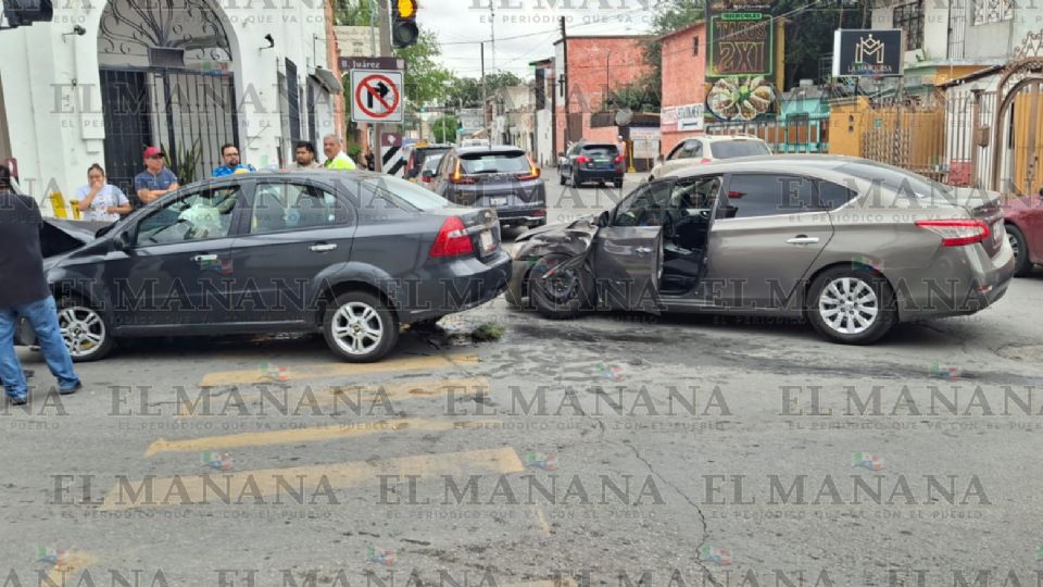 La imprudencia al volante causó este accidente vial que dejó ambas unidades dañadas