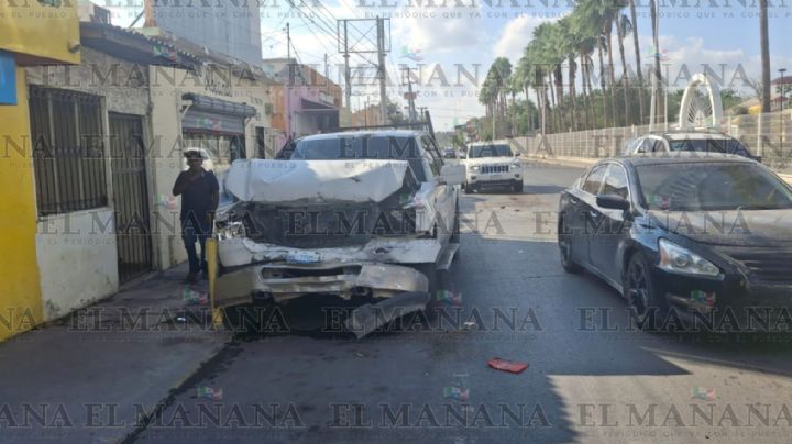 Nuevo Laredo: camioneta queda destrozada tras chocar contra camión estaquitas; conductor se distrajo un segundo