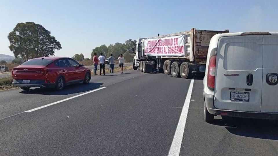 Campesinos y transportistas continuan bloqueando carreteras y autopistas en varios estados del país