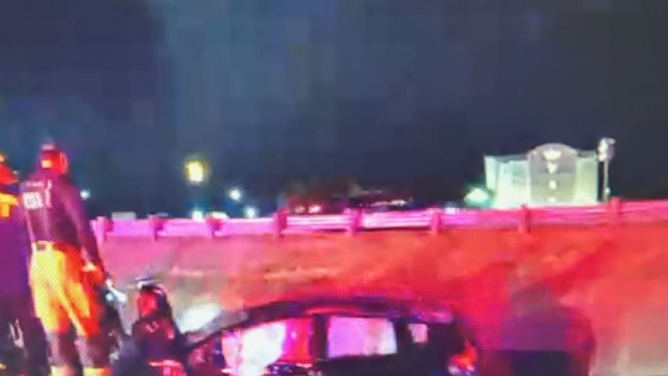 Vuelca automóvil en canal