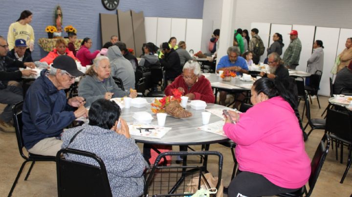 Voluntarios y cocineros de Bethany House preparan banquete para desamparados