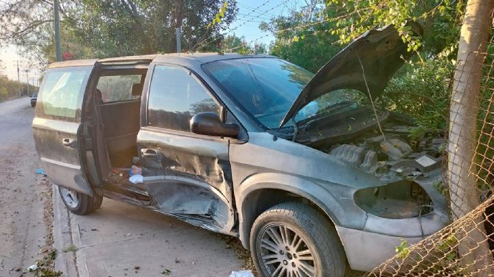 'Viernes negro' para conductora en la colonia Primavera; le destrozan su Voyager