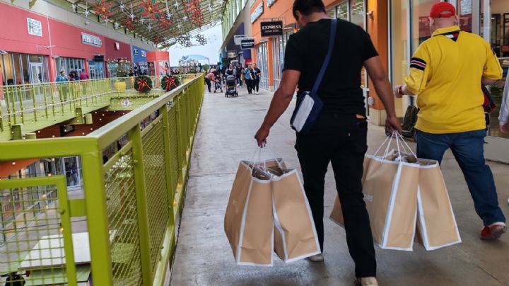 Abarrotan clientes The Outlets Shoppes at Laredo por Black Friday; buscan ofertas del 50% en tiendas