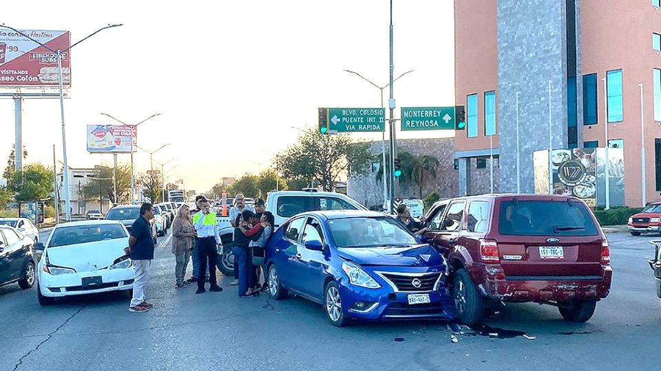 CHocan tres conductores en plena Reforma.