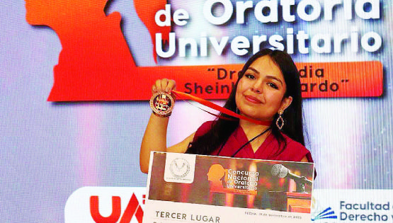 Estudiante de la UAT de Nuevo Laredo brilla en Nacional de Oratoria; gana tercer lugar