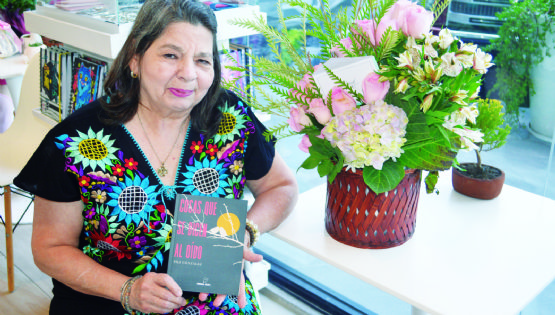 'Cosas que se dicen al oído': Pili González presenta su segundo libro de poesía