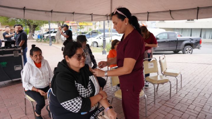 Se vacunan más de 500 ciudadanos contra influenza y neumococo en Drive Thru