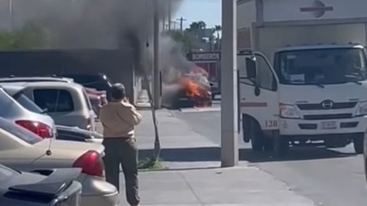 Vehículo se incendia frente al ICEST de Nuevo Laredo; intensas llamas en la zona