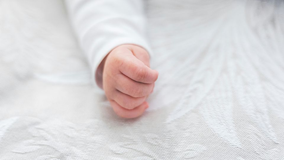 Arrestan a mujer tras intoxicación de su bebé