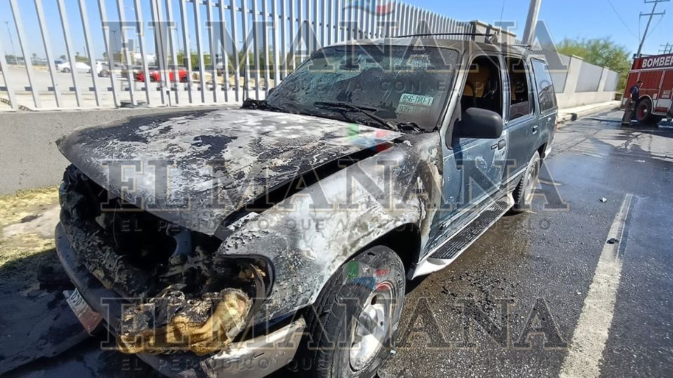 Camioneta se incendia en el Bulevar Municipio Libre