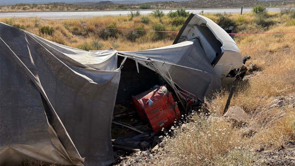El tráiler quedó volcado a un costado del camino