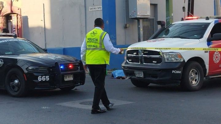Motociclista muere en brutal choque contra camioneta; se pasó el semáforo en rojo | VIDEO
