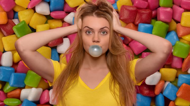 Esto podría pasarle a tu cuerpo si masticas chicle todos los días, según expertos